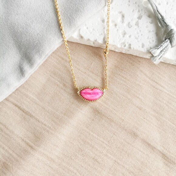 ✨Kendra Scott✨ Lips Gold Necklace Hot Pink Mother-of-Pearl - Picture 2 of 5